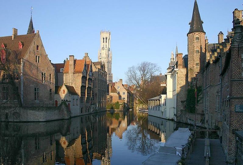 Brujas, entre patrimonio y canales