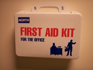 Botiquín de primeros auxilios y consejos útiles para viajar precabidos