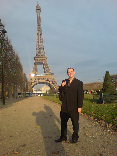 Tomarse una fotografía con la Torre Eiffel como paisaje de fondo