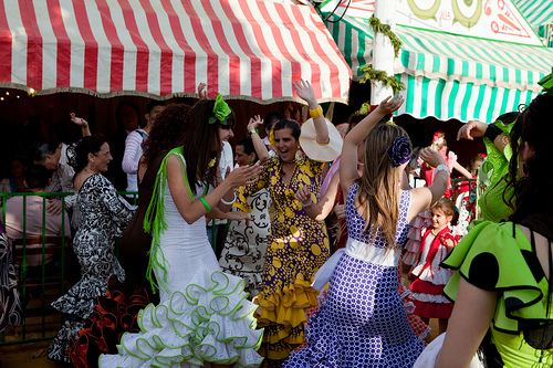 Feria de Abril en Sevilla, entre manjares y trajes de gitana