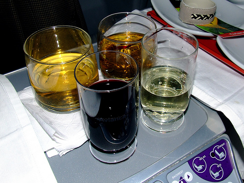 El alcohol no hace más efecto durante los viajes en avión