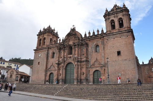 Caminata por la calle Hatun Rumiyoc en Cusco, Perú