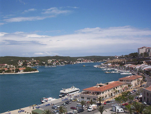 Mahón, Menorca: puerto de bellas residencias, cruceros y palmeras