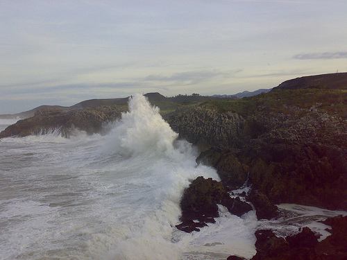 Acantilados cercanos a Playa Gulpiyuri