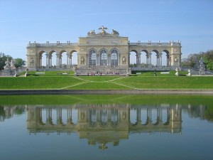 En tren, de Viena a Venecia bordeando los Alpes.