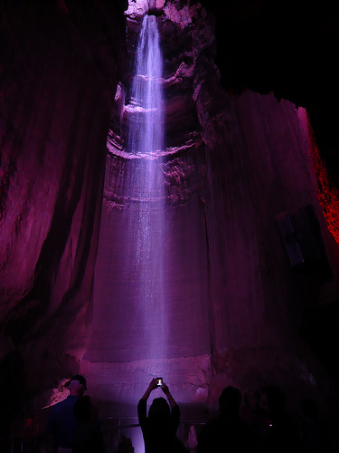 La cascada Ruby, un salto de agua en el interior de una caverna