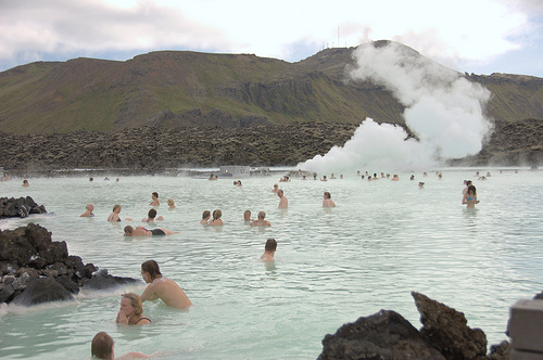 Las aguas termales de Blue Lagoon, un famoso balneario de Islandia