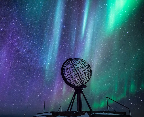 Cabo Norte con aurora boreal de fondo 