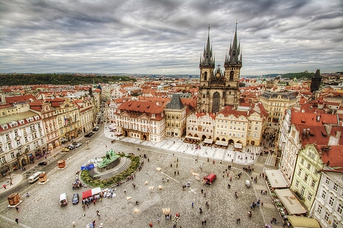 La Plaza de la Ciudad Vieja de Praga: luz y misterio