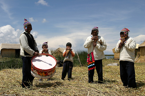 Uros del Peru en su isla flotante templar