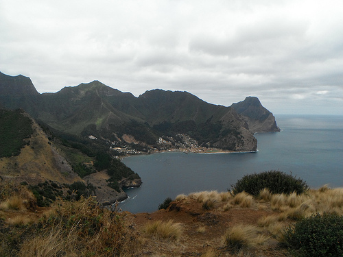 La isla de Robinson Crusoe frente a la costa chilena