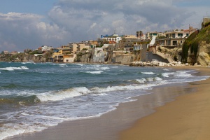 Anzio en Italia: vestigios y olas