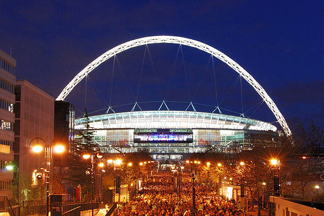Wembley_Stadium_illuminated