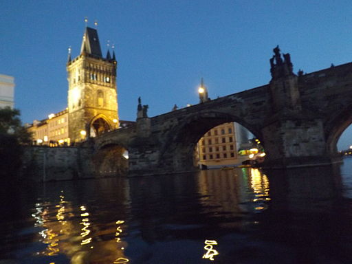 La Torre de la Pólvora y el Puente de Carlos, en Praga.