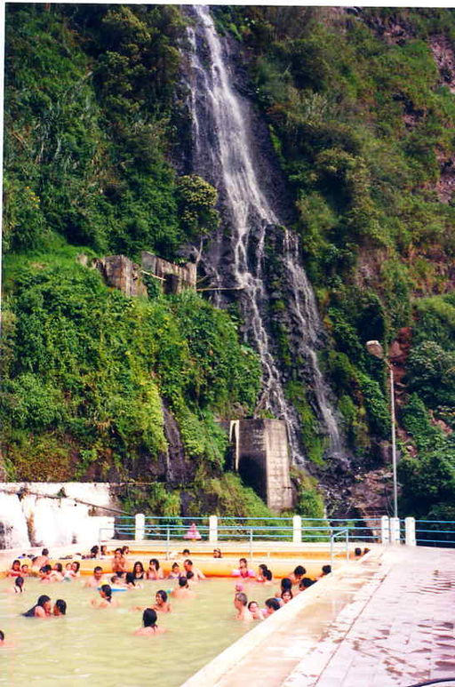 Baños, un sitio de peregrinación y diversión.