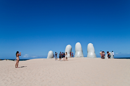 mano-punta-de-este-uruguay