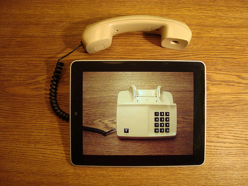 Las nuevas tecnologías facilitan la comunicación.
