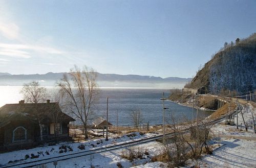 El Tren Transiberiano bordea el Lago Baikal.