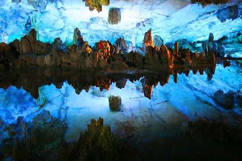La Gruta de la Flauta de la Caña.