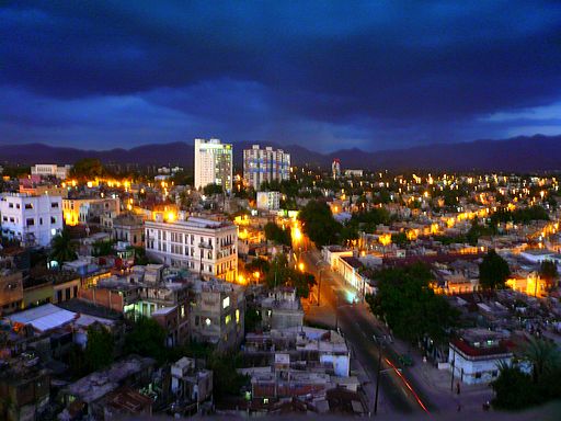 Vista nocturna de Santiago de Cuba.
