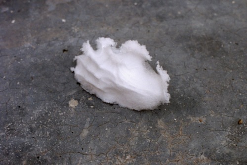 ® b w t @, obra de Razvan Botis, artista rumano.