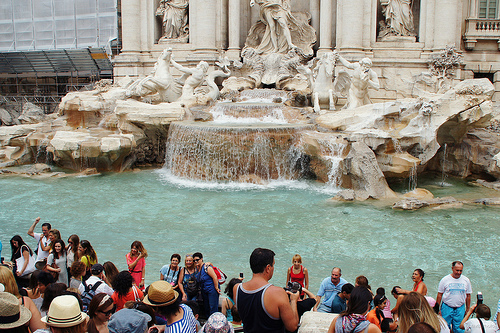 gente-fontana-de-trevi-roma