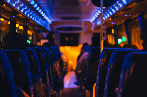 El viaje en autobús te permite conocer muchos lugares.