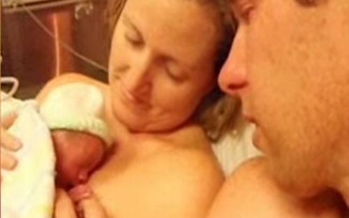 Su bebé murió luego de nacer, pero ella pidió sostenerlo. Después de dos horas, ocurre un milagro…