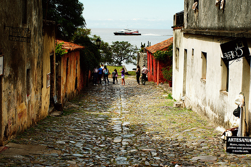 calle-de-los-suspiros-colonia-del-sacramento