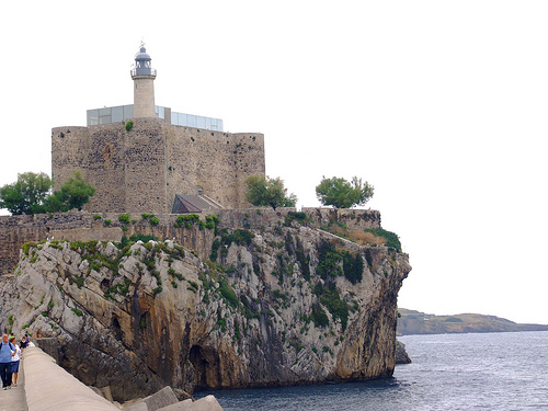 faro-y-castillo-de-castro-urdiales