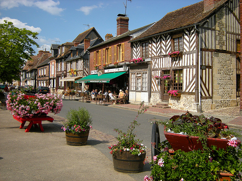 los-pueblos-mas-bellos-de-normandia-Beuvron en Auge