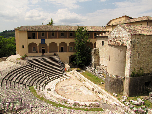 anfiteatro romano spoleto en italia