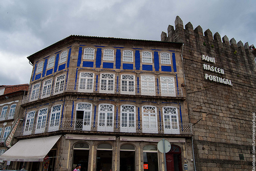 muralla e inscripcion ciudad de guimaraes