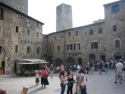 plaza la cisterna san gimignano en italia