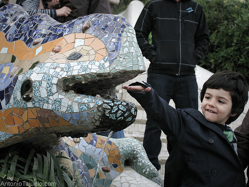 Nio posando junto al dragn del Parque Gell.