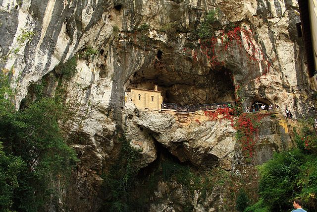 La Santa Cueva de Covadonga, un lugar sagrado en una roca