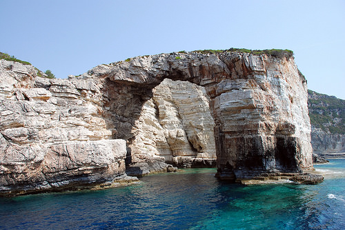 Las míticas cuevas azules de la isla Paxos en Grecia