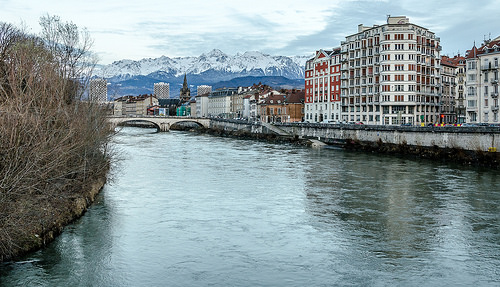 La bella ciudad de Grenoble en el valle de los Alpes Franceses