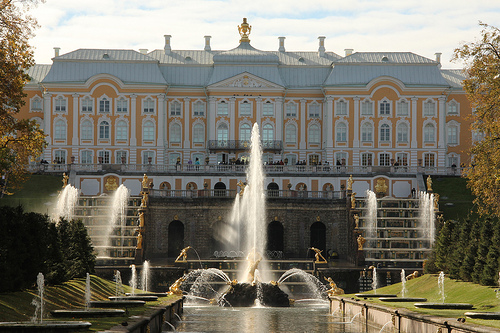 El palacio Peterhof de los zares, uno de los más bellos del mundo