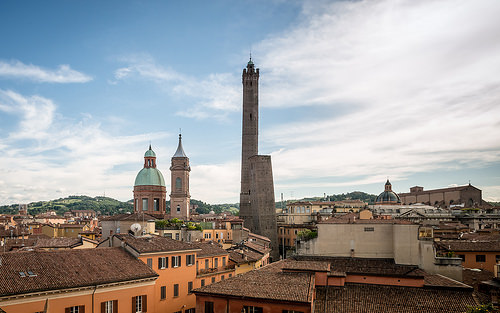 Las colosales torres Garisenda y Asinelli de Bolonia en Italia
