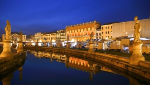 Prato della Valle en Padua, la plaza más grande de Italia