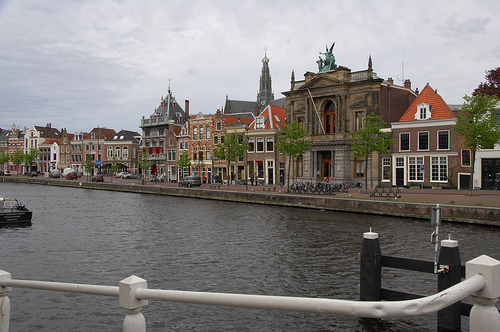 La pintoresca ciudad de Haarlem en los Países Bajos