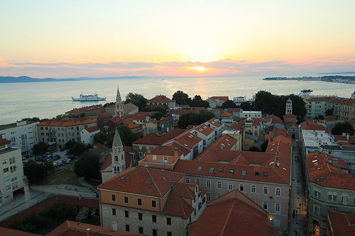 La genuina ciudad Zadar en Croacia
