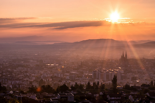 La bella ciudad de Clermont-Ferrand en Francia, mucho más que la ciudad de Michelin