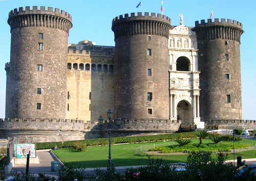 Te invitamos a visitar el imponente Castel Nuovo en la preciosa ciudad de Nápoles
