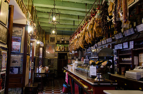 Un recorrido por los bares con más solera e historia de Sevilla 