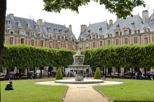 La Majestuosa Plaza De Los Vosgos La Mas Antigua De Paris Vuelos Baratos Baratos