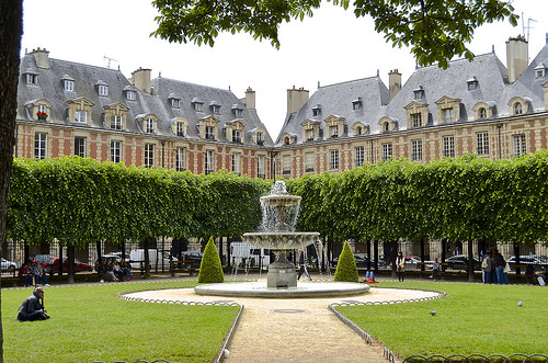 La majestuosa plaza de los Vosgos, la más antigua de París