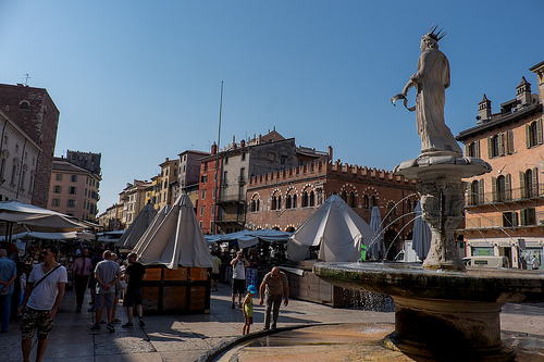 La bella piazza delle Erbe en Verona, la más amada del mundo