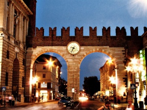 La gran Piazza Bra, un lugar monumental en el corazón de Verona